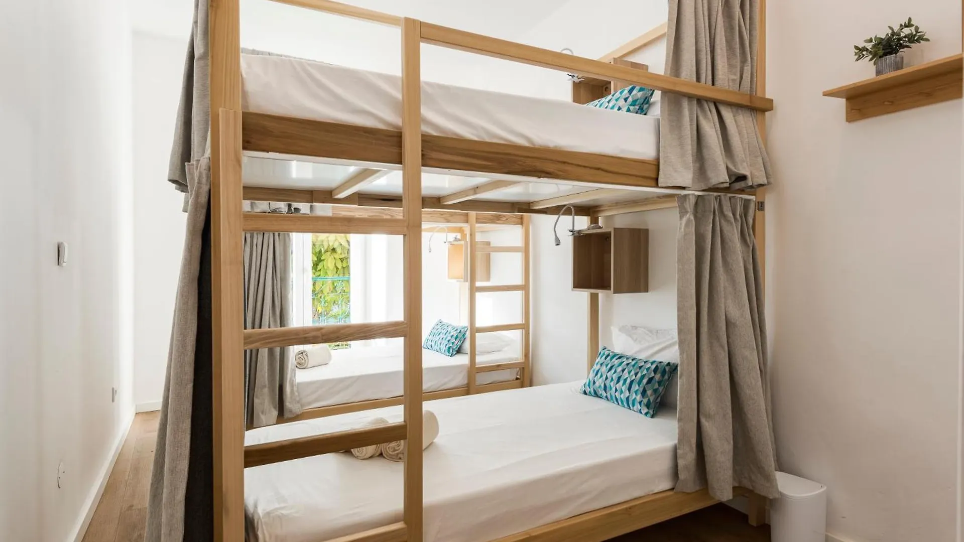 Madalena Hostel E Suites Faro Portugal